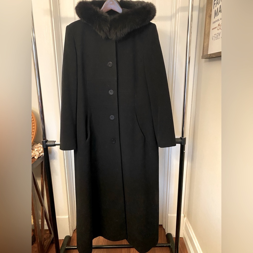 Stunning Women’s Wool & Fur Coat
